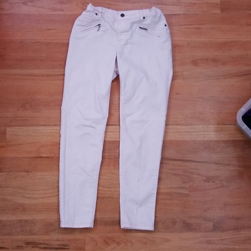 Light pink jeggings.